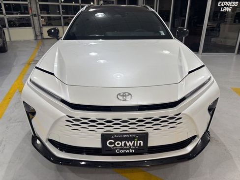 Used 2025 Toyota Crown Signia image 3