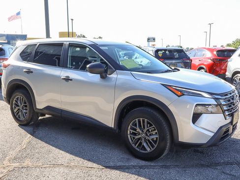 Used 2024 Nissan Rogue S FWD image 3