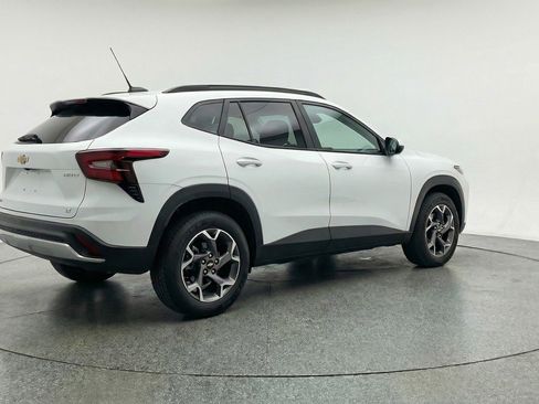 Used 2025 Chevrolet Trax LT w/ LT Convenience Package image 9