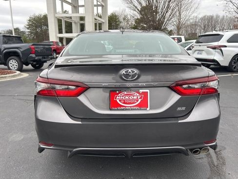 Used 2022 Toyota Camry SE image 6