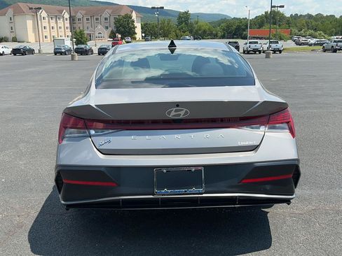 Certified 2025 Hyundai Elantra Limited FWD image 8