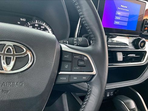 Used 2025 Toyota Highlander LE FWD image 12