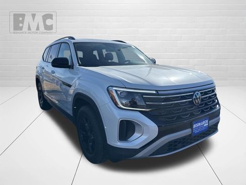 New 2026 Volkswagen Atlas Peak Edition image 2