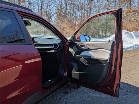 Used 2025 Chevrolet Trax LT w/ LT Convenience Package image 11