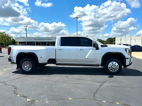 Used 2024 GMC Sierra 3500 Denali Ultimate AWD/4WD image 9
