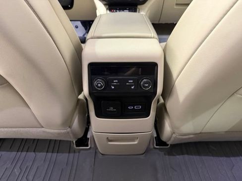 Used 2022 GMC Acadia Denali w/ Denali Ultimate Package AWD/4WD image 28