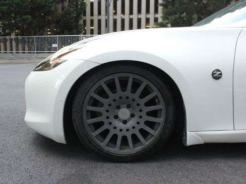 Used 2011 Nissan 370Z Coupe RWD image 11