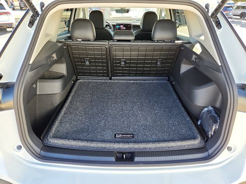 New 2026 Volkswagen Tiguan SE FWD image 9