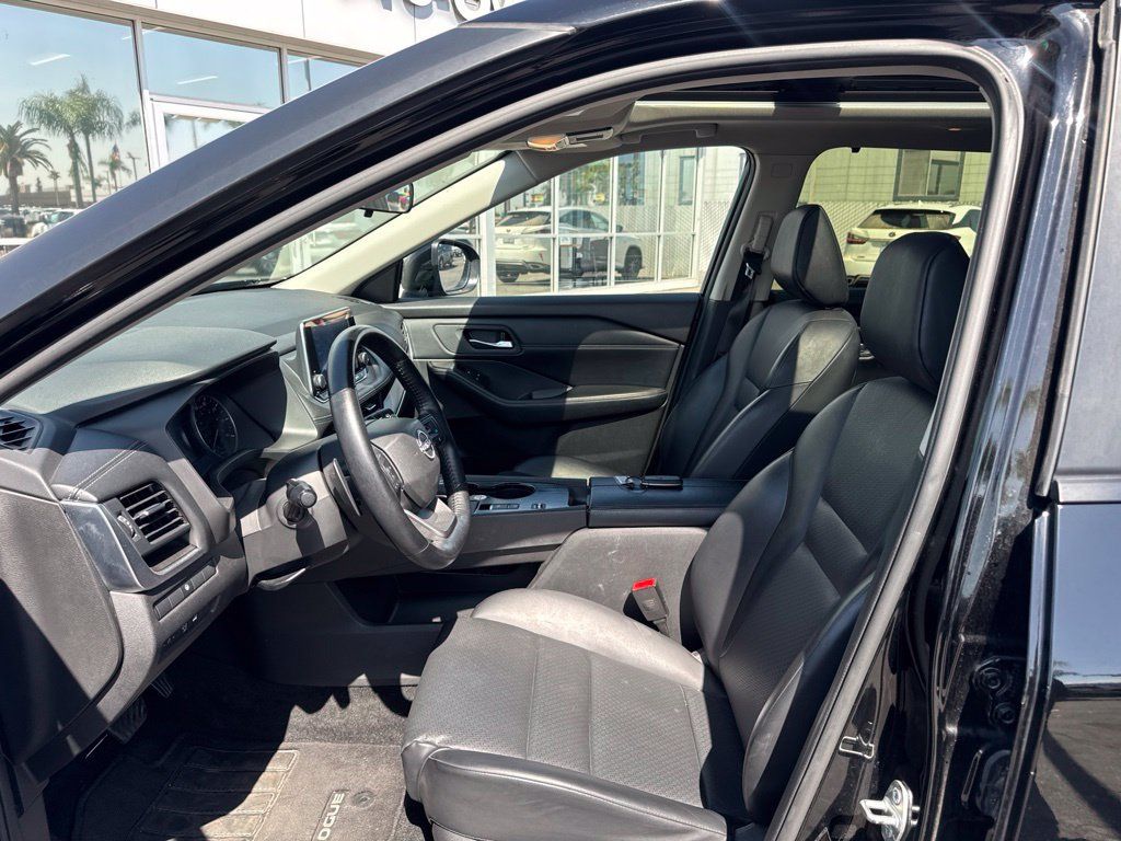 Used 2025 Nissan Rogue SV w/ SV Premium Package FWD image 26