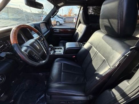 Used 2017 Lincoln Navigator Select image 18