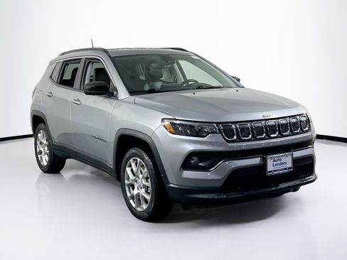 Used 2022 Jeep Compass Latitude AWD/4WD image 3