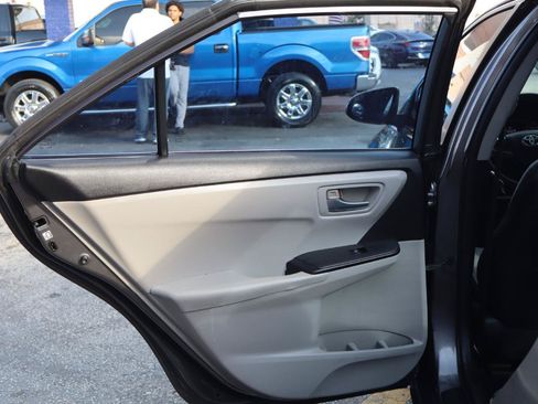 Used 2015 Toyota Camry SE FWD image 13