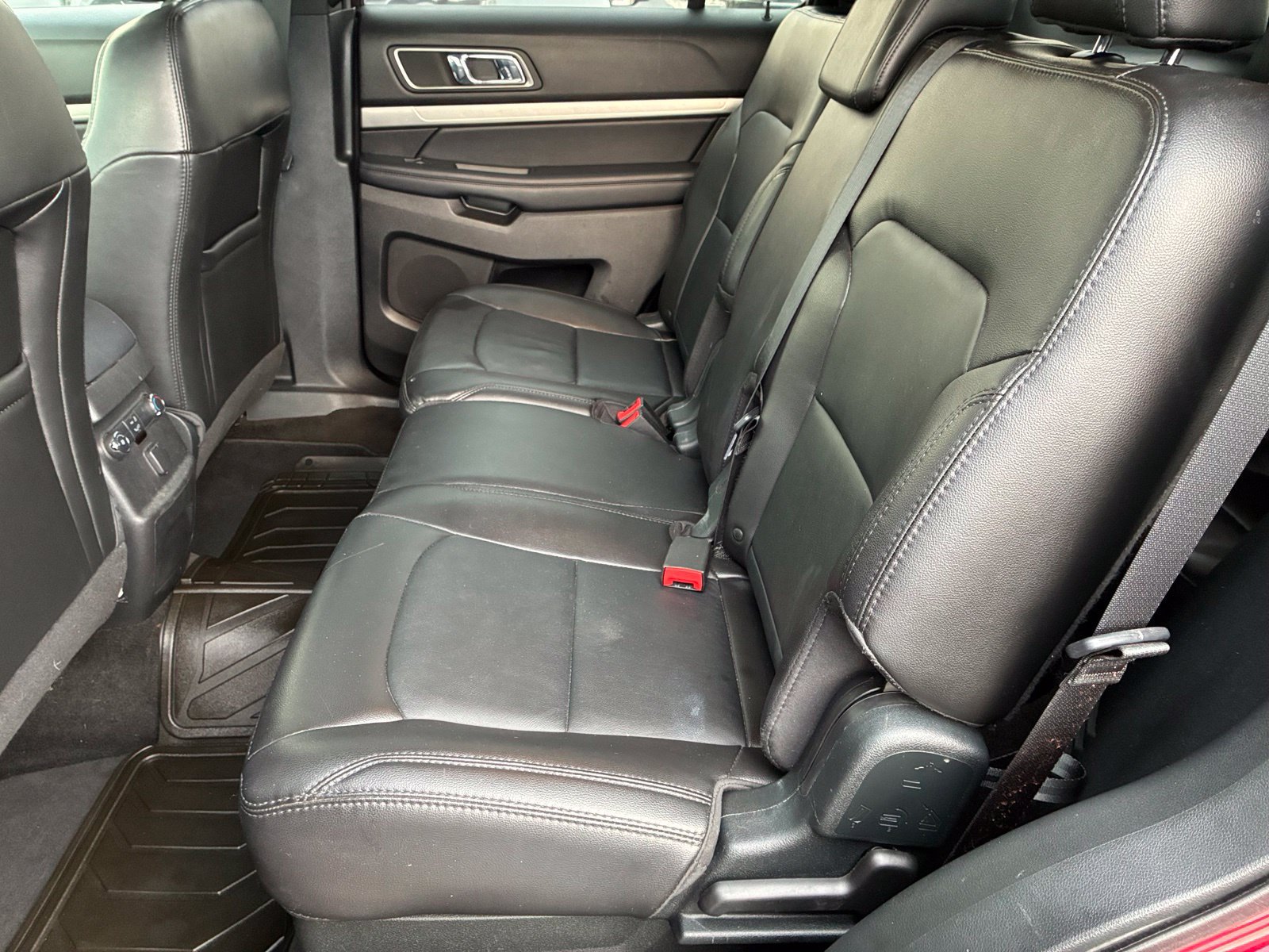 Used 2018 Ford Explorer XLT w/ Equipment Group 202A FWD image 15