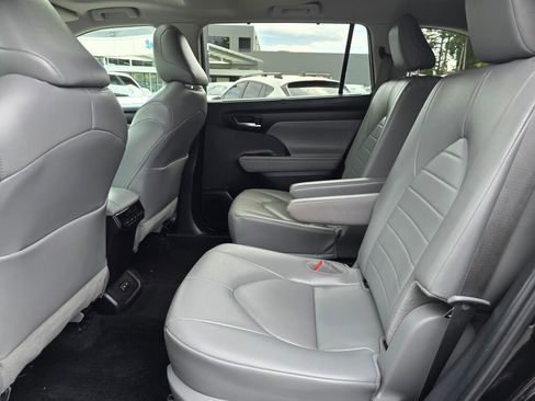 Used 2024 Toyota Highlander XLE AWD/4WD image 5