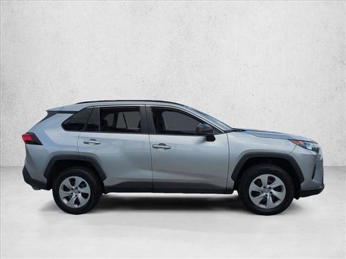 Used 2021 Toyota RAV4 LE FWD image 4