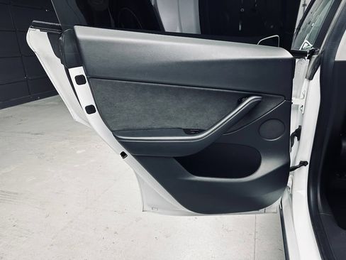 Used 2021 Tesla Model Y Long Range AWD/4WD image 32