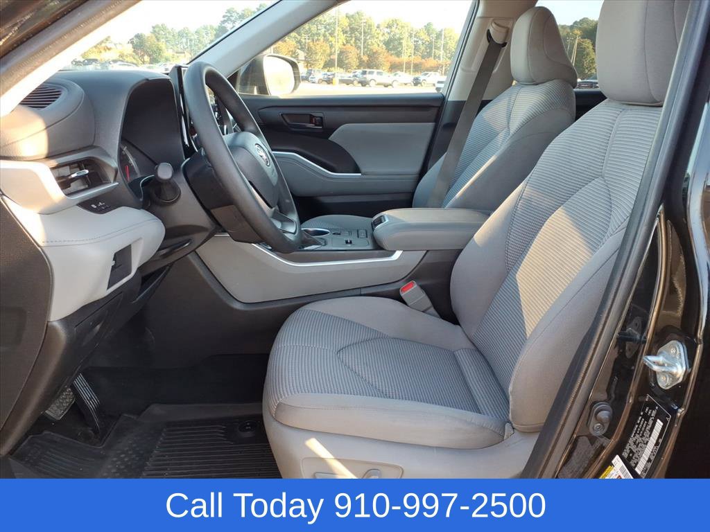 Used 2022 Toyota Highlander L FWD image 9
