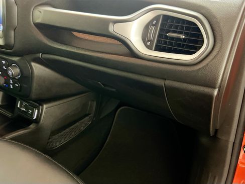 Used 2021 Jeep Renegade Latitude FWD image 35