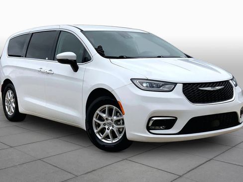 Used 2023 Chrysler Pacifica Touring-L image 3