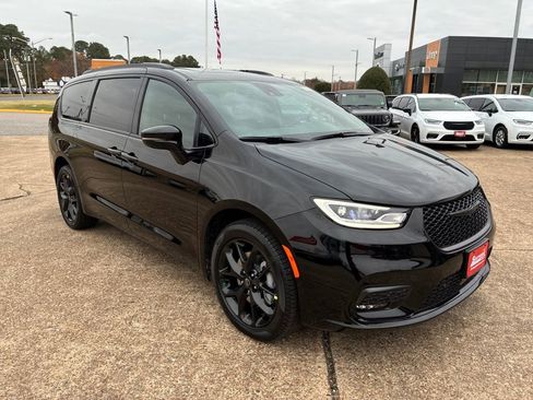 New 2026 Chrysler Pacifica Select image 8