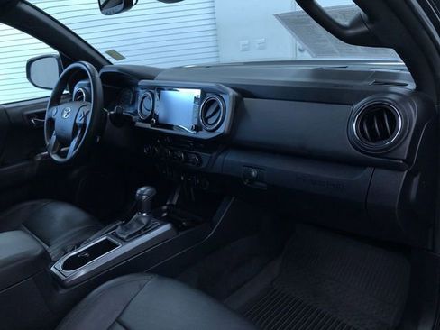 Certified 2022 Toyota Tacoma TRD Off-Road w/ TRD Premium Off Road Package AWD/4WD image 17