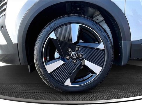 Certified 2025 Nissan Kicks SR image 32