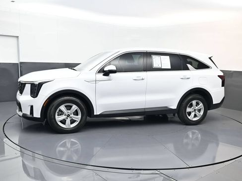 Used 2025 Kia Sorento LX FWD image 6