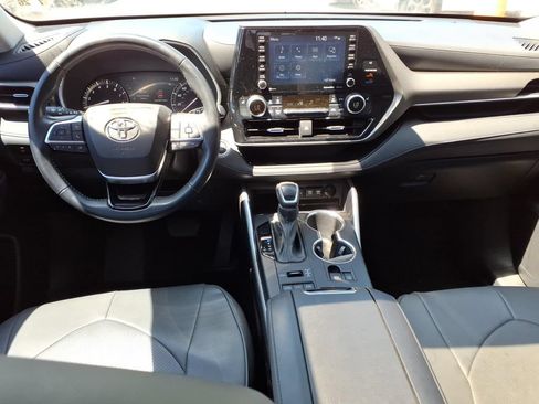 Used 2021 Toyota Highlander XLE AWD/4WD image 6