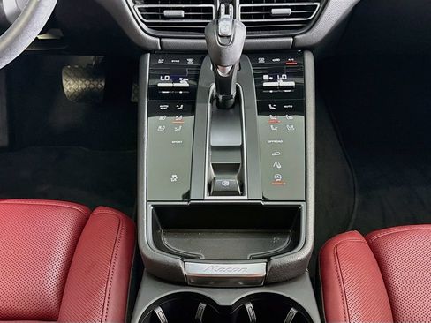 Certified 2025 Porsche Macan AWD/4WD image 16