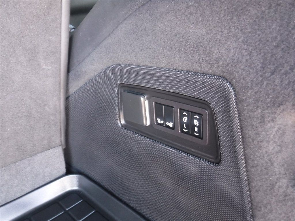 Used 2023 Cadillac Escalade Premium Luxury RWD image 7