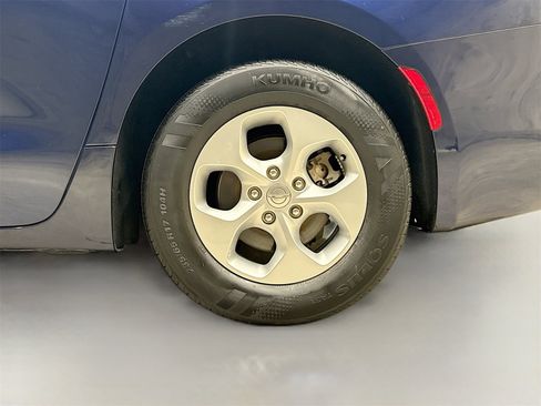 Used 2017 Chrysler Pacifica LX w/ Tire & Wheel Group image 30