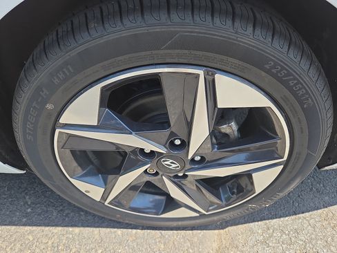 Used 2022 Hyundai Elantra SEL w/ Convenience + Premium Package FWD image 11