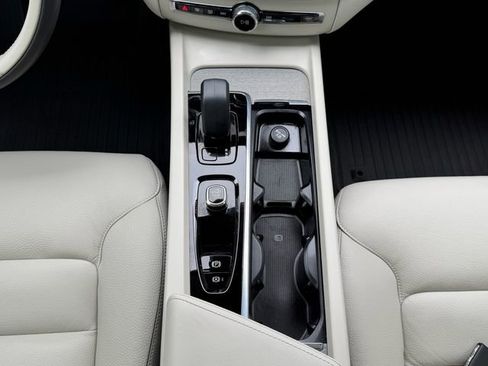 Certified 2024 Volvo XC60 B5 Plus w/ Protection Package Premier AWD/4WD image 20