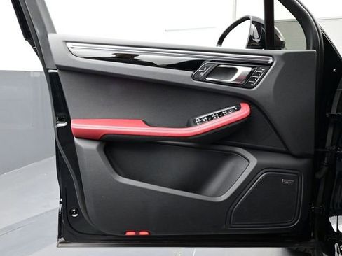 Certified 2025 Porsche Macan AWD/4WD image 7