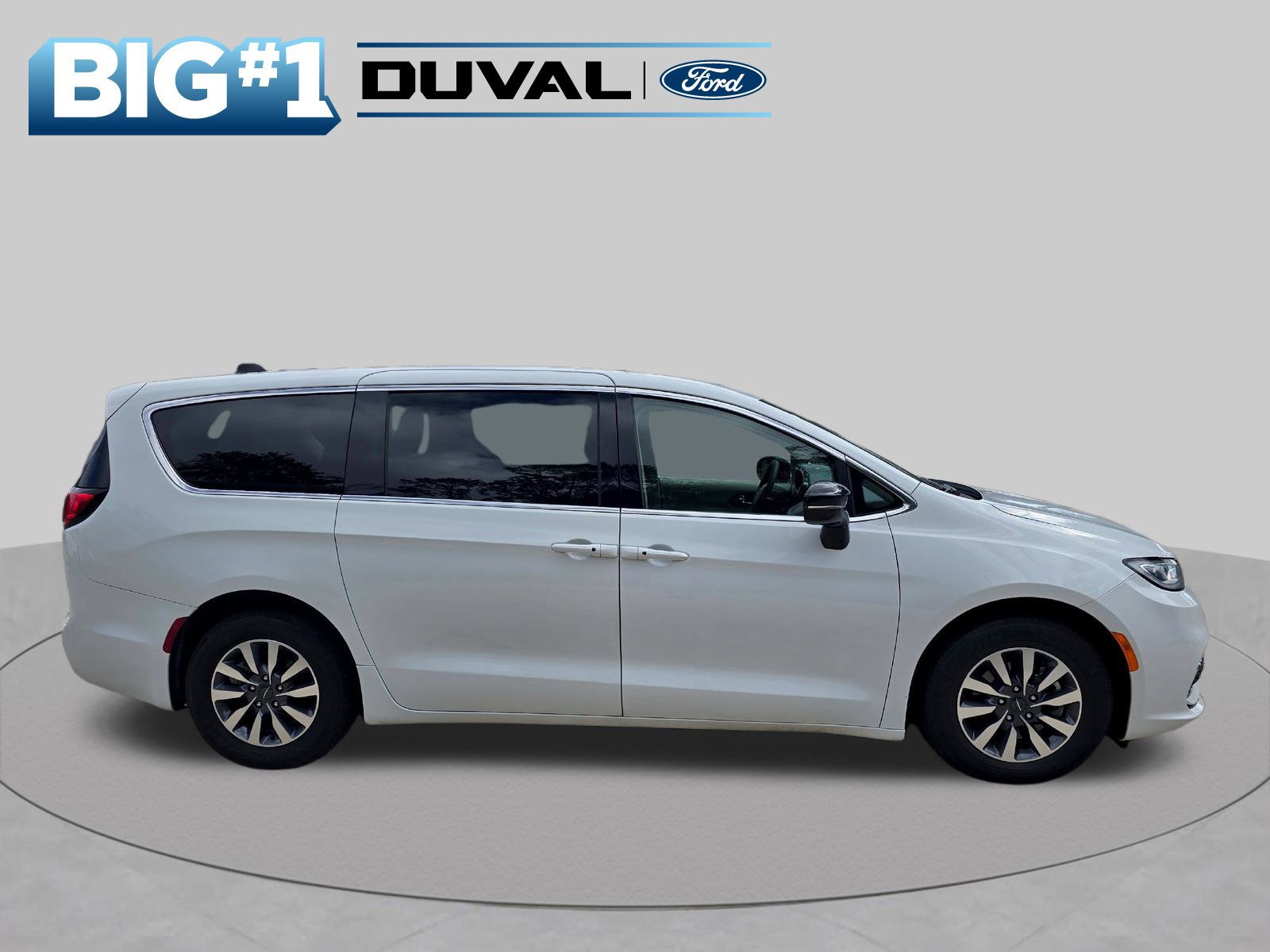 Used 2024 Chrysler Pacifica Limited FWD image 2