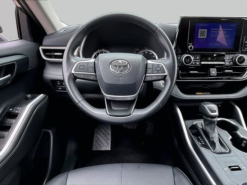 Used 2025 Toyota Highlander XLE FWD image 6
