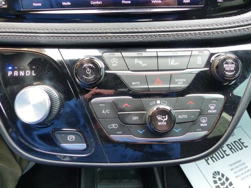 Used 2025 Chrysler Pacifica Select image 46