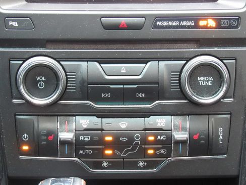 Used 2016 Ford Explorer XLT w/ Equipment Group 202A AWD/4WD image 34
