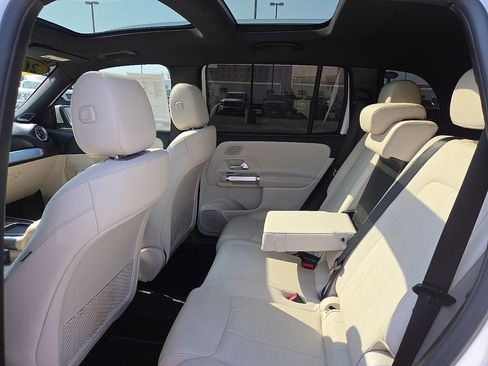 Used 2024 Mercedes-Benz GLB 250 4MATIC image 18