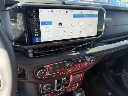 Used 2024 Jeep Gladiator Rubicon w/ Technology Group image 18