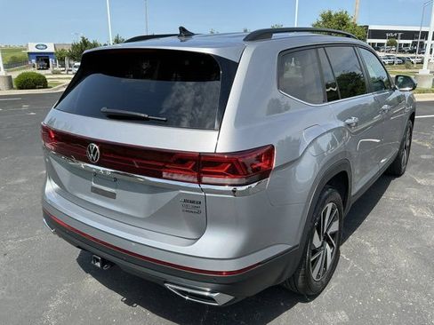 Used 2025 Volkswagen Atlas SE AWD/4WD image 4