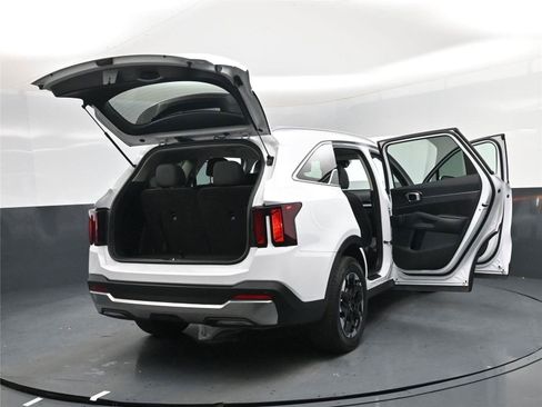 Used 2025 Kia Sorento S image 19