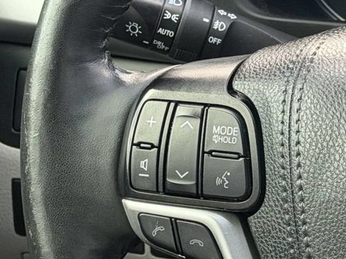 Used 2019 Toyota Highlander Limited Platinum FWD image 12