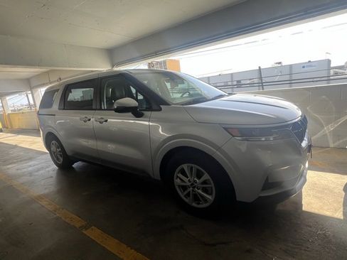 Used 2022 Kia Carnival LX image 2