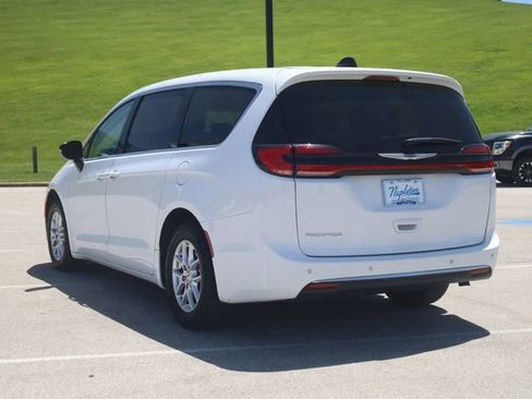 Used 2024 Chrysler Pacifica Touring-L FWD image 5