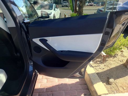 Used 2020 Tesla Model Y Long Range image 10