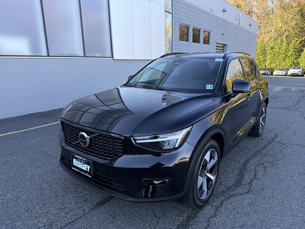 Certified 2025 Volvo XC40 B5 Plus AWD/4WD image 4