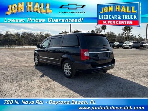 Used 2014 Chrysler Town & Country Touring image 8