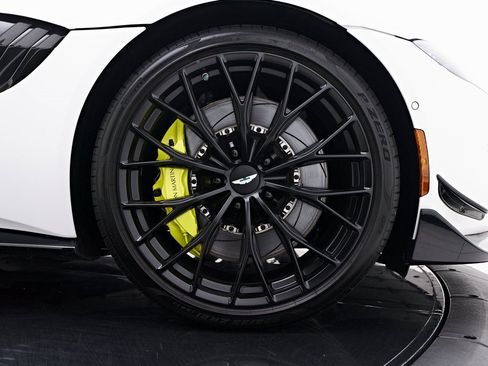 Used 2023 Aston Martin V8 Vantage Roadster image 36