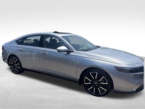 Used 2024 Honda Accord Touring image 4